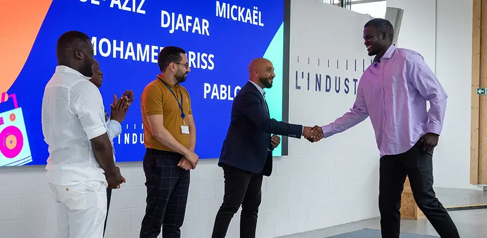 Les jeunes apprenants du métier Énergie ont reçu leur certification de la part de Sofian El Asfouri, Adjoint chargé de l’emploi et la formation à la mairie de l’Île-Saint-Denis.