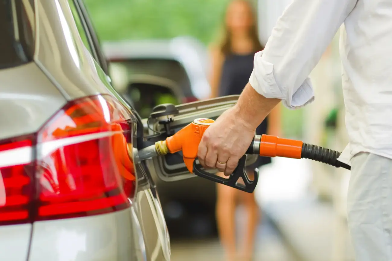 Faire le plein de carburant.