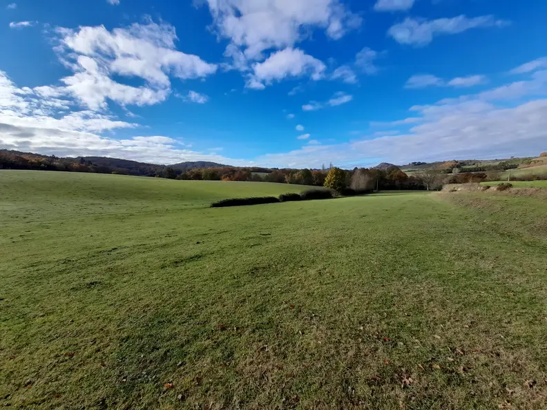 Vue sur le site du projet de la centrale agrivoltaïque du Cayrou