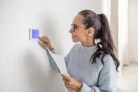 ecogeste hiver femme thermostat.jpg