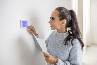 ecogeste hiver femme thermostat.jpg