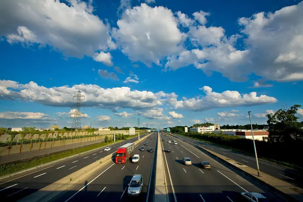 LKW und PKW auf einer Autobahn