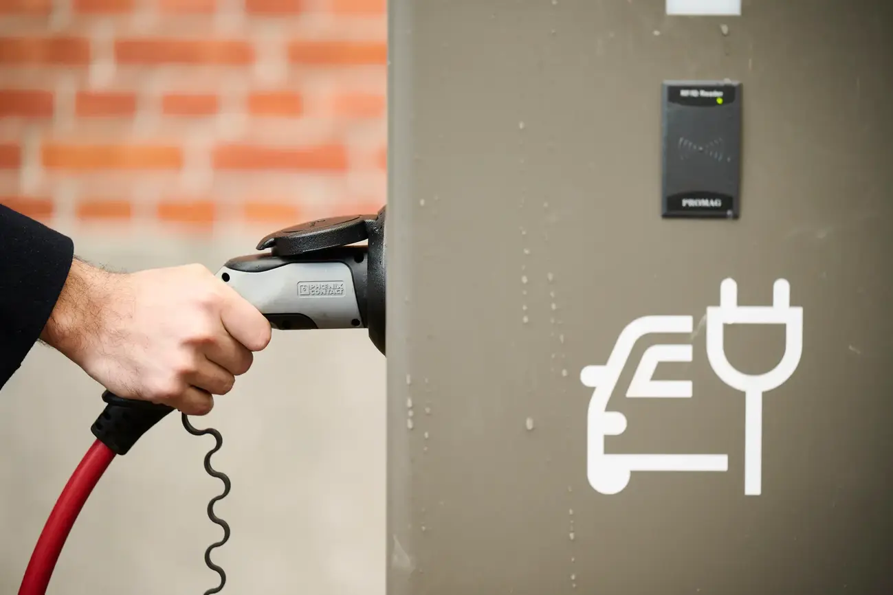 Homme qui charge à la borne