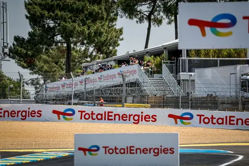 Le Team Peugeot TotalEnergies participe aux 24 Heures du Mans, illustrant l'innovation en matière de lubrifiants haute performance, de carburants renouvelables et de solutions de mobilité durable.