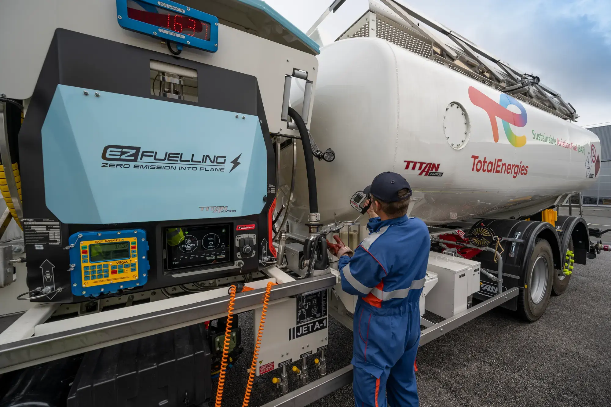 Le Bourget photos -  TotalEnergies aviation refuelling