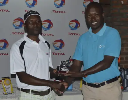 Kasasa Dwaga golf-GTLSM presenting trophy to Mens winner