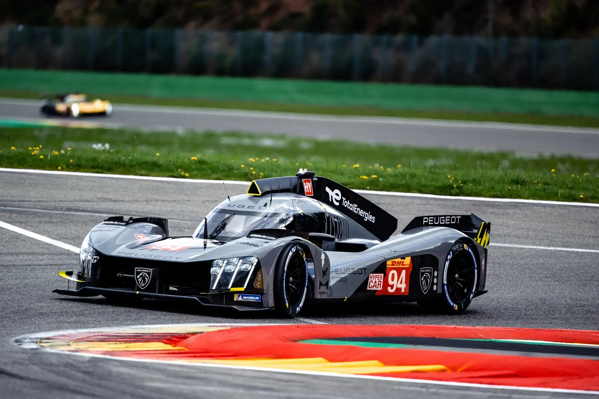 TotalEnergies Peugeot Hypercar 9X8 World Endurance Team Cambio de Aceite de Motor 24h Le Mans Racing Motorsport Pioneering Performance Again