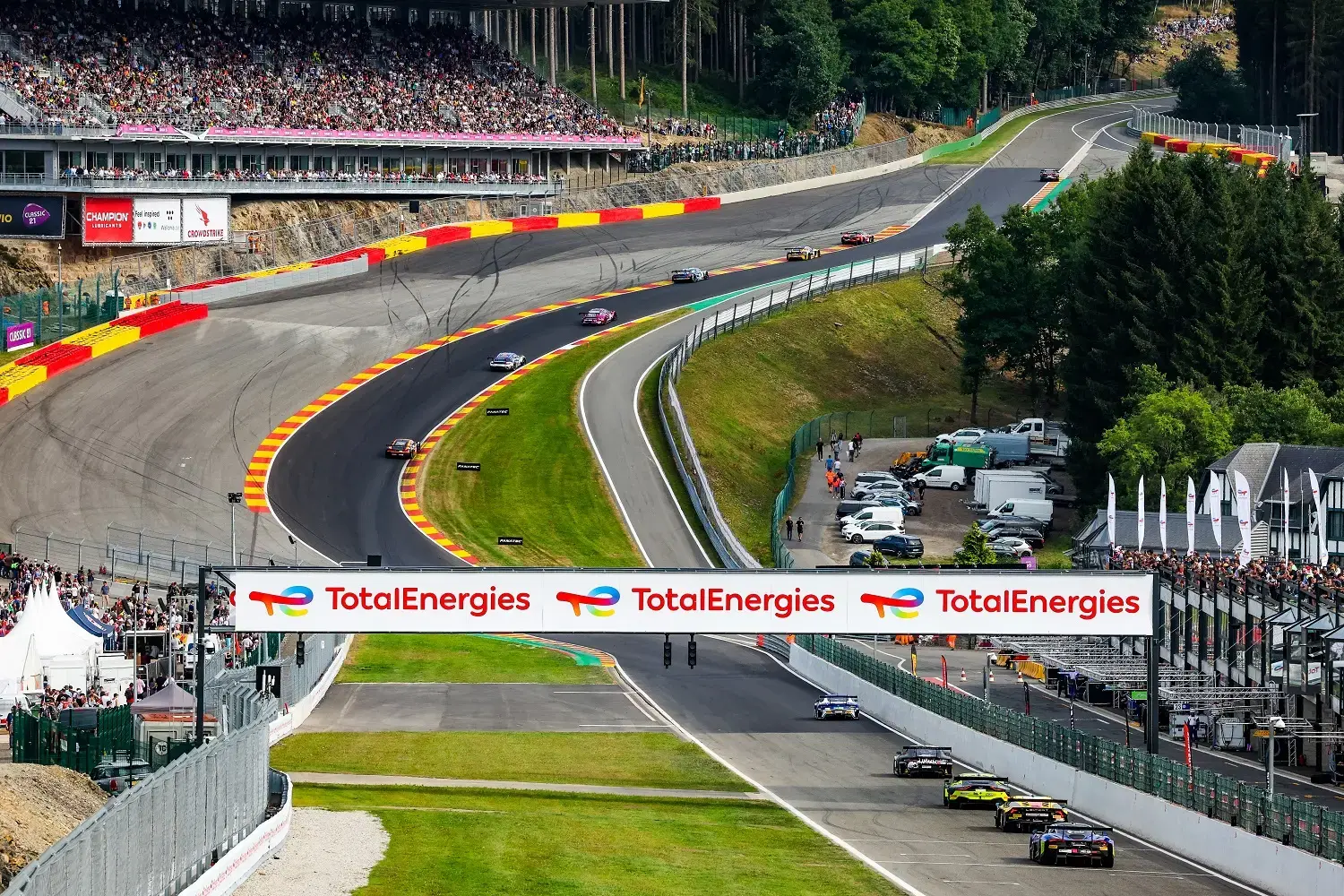 Motorsportrennen TotalEnergies Bandenwerbung