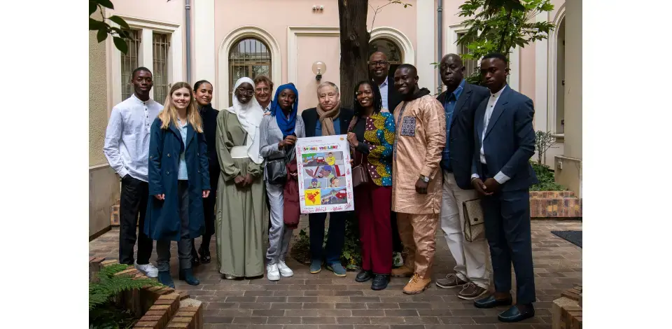 Pose des lauréats avec Jean Todt et leur affiche signée