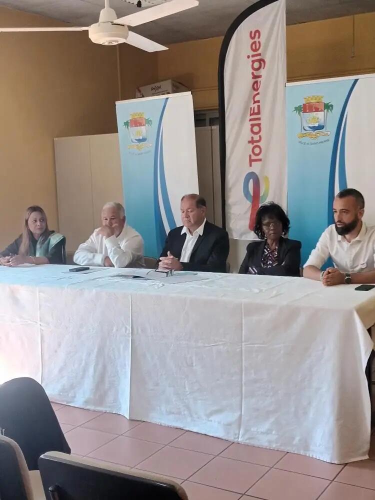 Photo des représentants du marché de gros pour lancement du chantier des ombrières photovoltaÏques