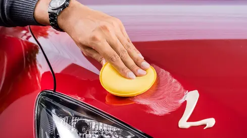 Polir une voiture rouge