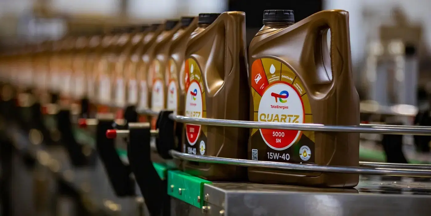 mehrer TotalEnergies Kanister auf dem Laufband mit Quartz Motoröl