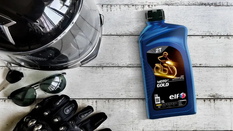 Equipo de motociclismo y un lubricante ELF para motos.