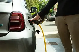 Conducteur de véhicule électrique qui recharge son véhicule à domicile