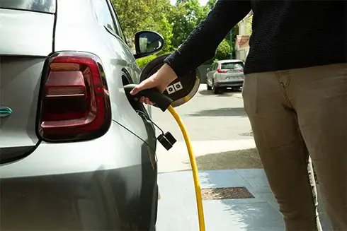 Conducteur de véhicule électrique qui recharge son véhicule à domicile