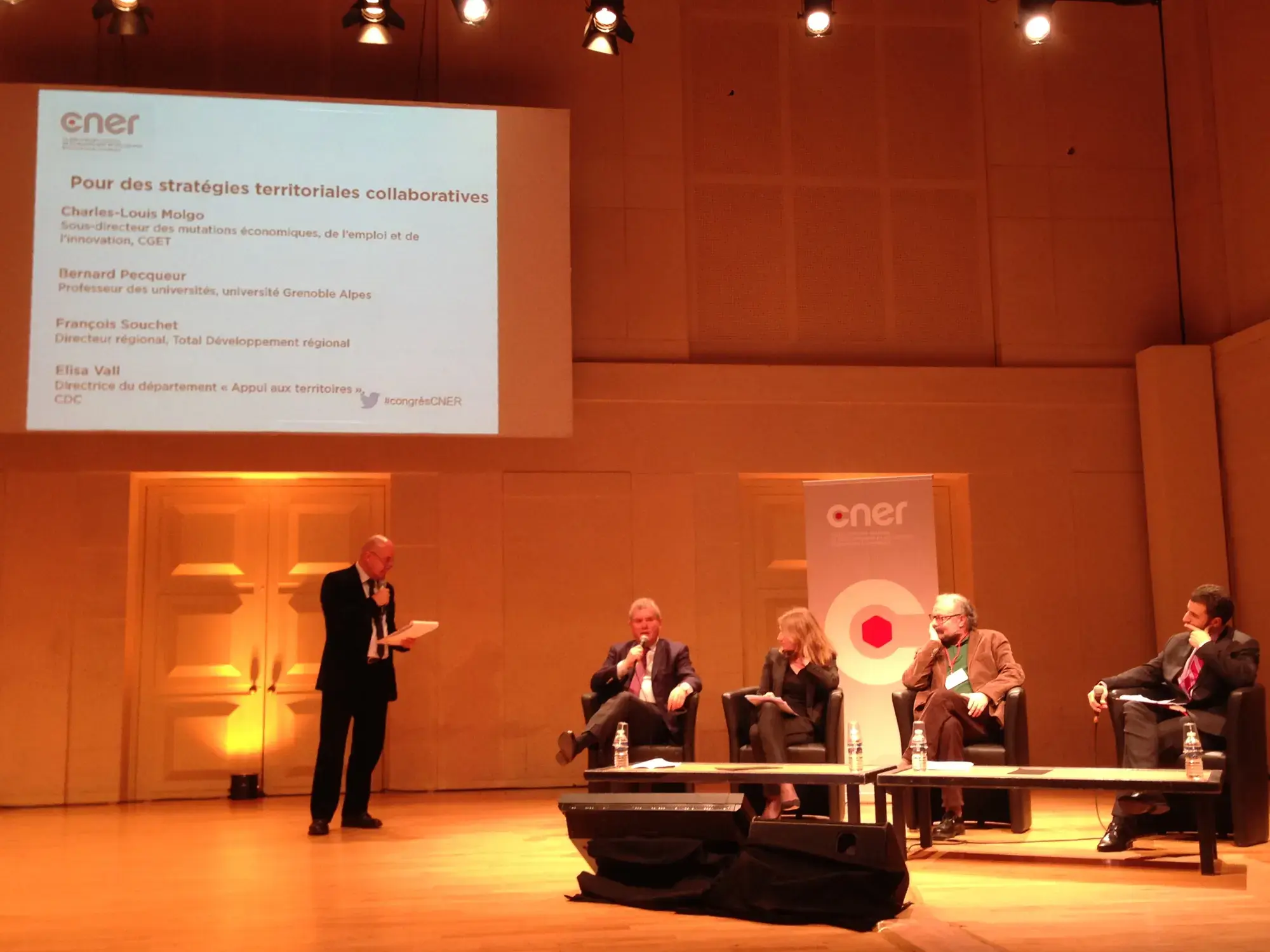 François Souchet (à gauche) intervient aux tables rondes du congrès national du CNER