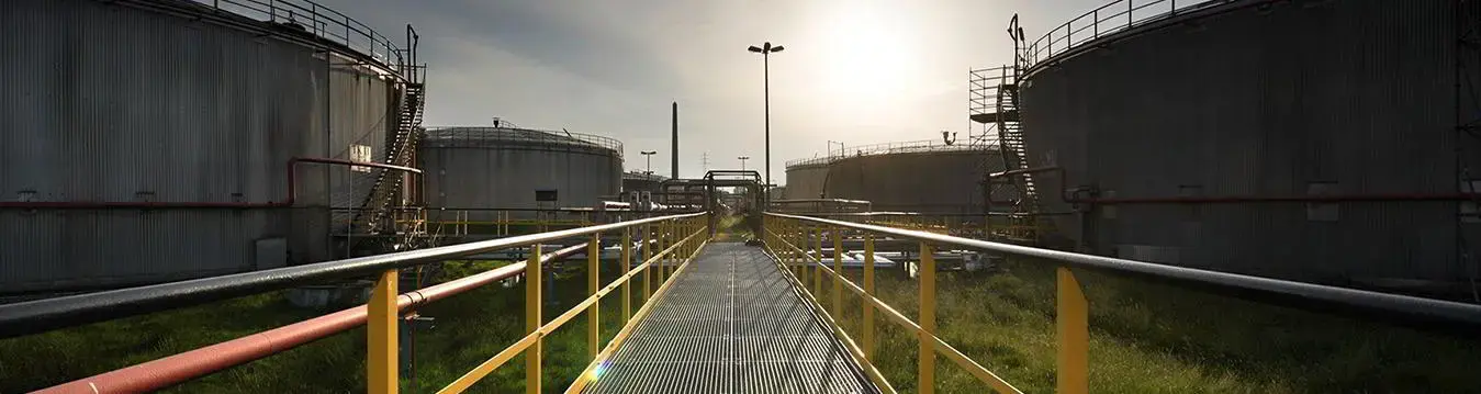 Frontansicht einer Metallbrücke in einem Kraftwerk