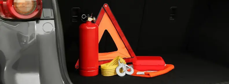 Image - equipements de sécurité en voiture, triangle, extincteur