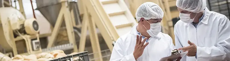 Produktionsmitarbeiter überwachen eine Anlage