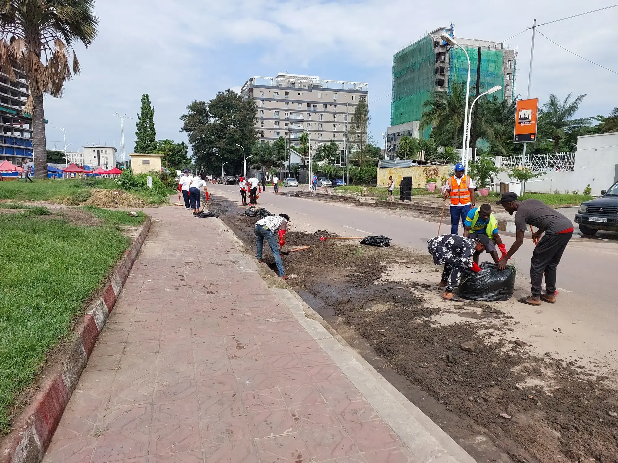 Travaux d'assainissement à la Place des Évolués