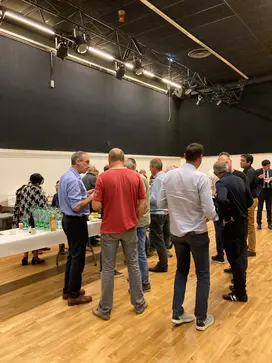 personnes présentent à la conférence riveraine dela ville de Feyzin