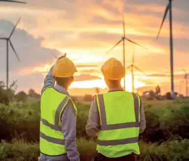 Ouvriers regardant des éoliennes