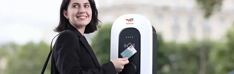 Conductrice qui paie sa recharge avec une carte Fleet