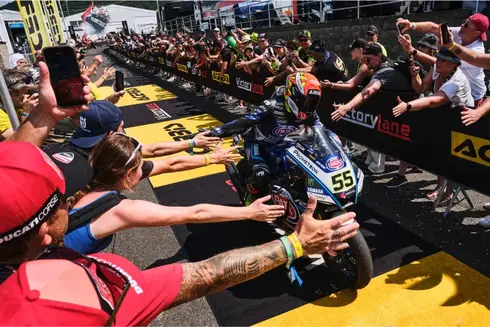 World SBK Mostban, superbikes, világbajnokság, autodrom Most, Elf, TotalEnergies, szurkolók, versenyző,