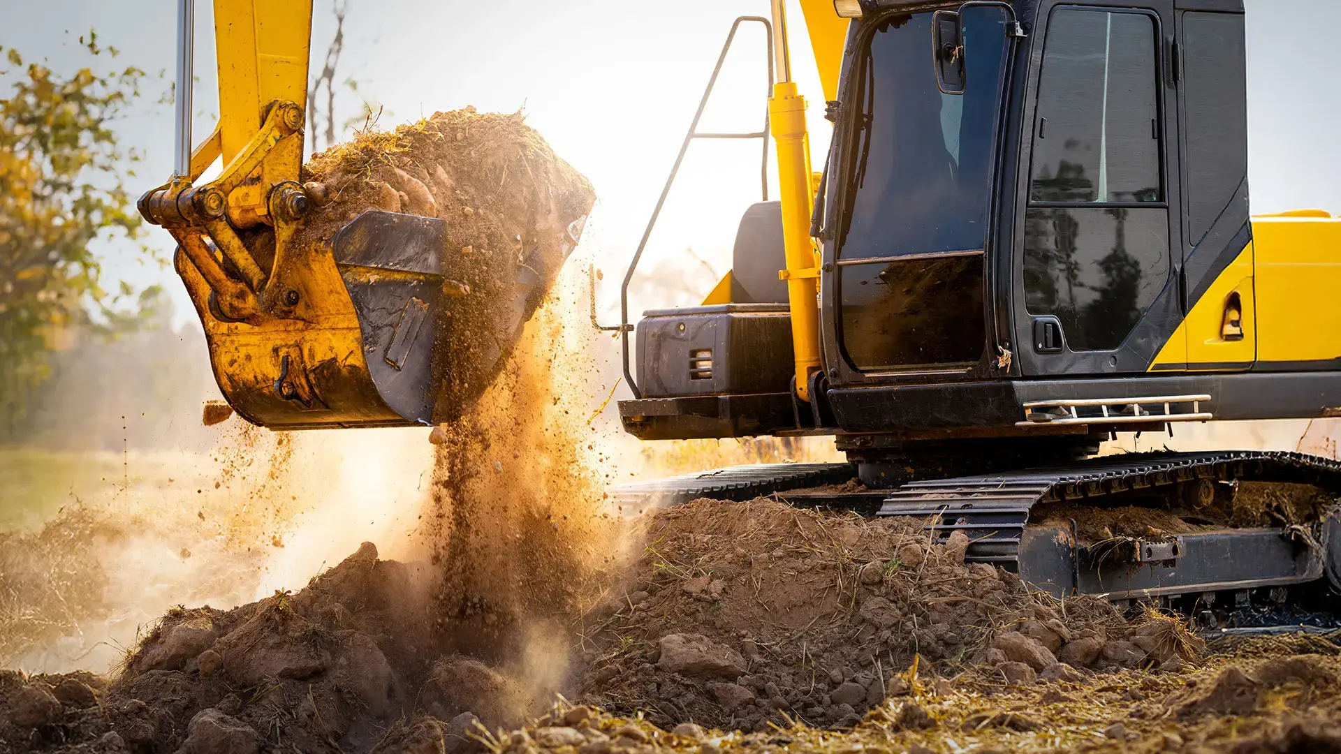 Excavadora de maquinaria de construcción realizando movimiento de tierra en obra