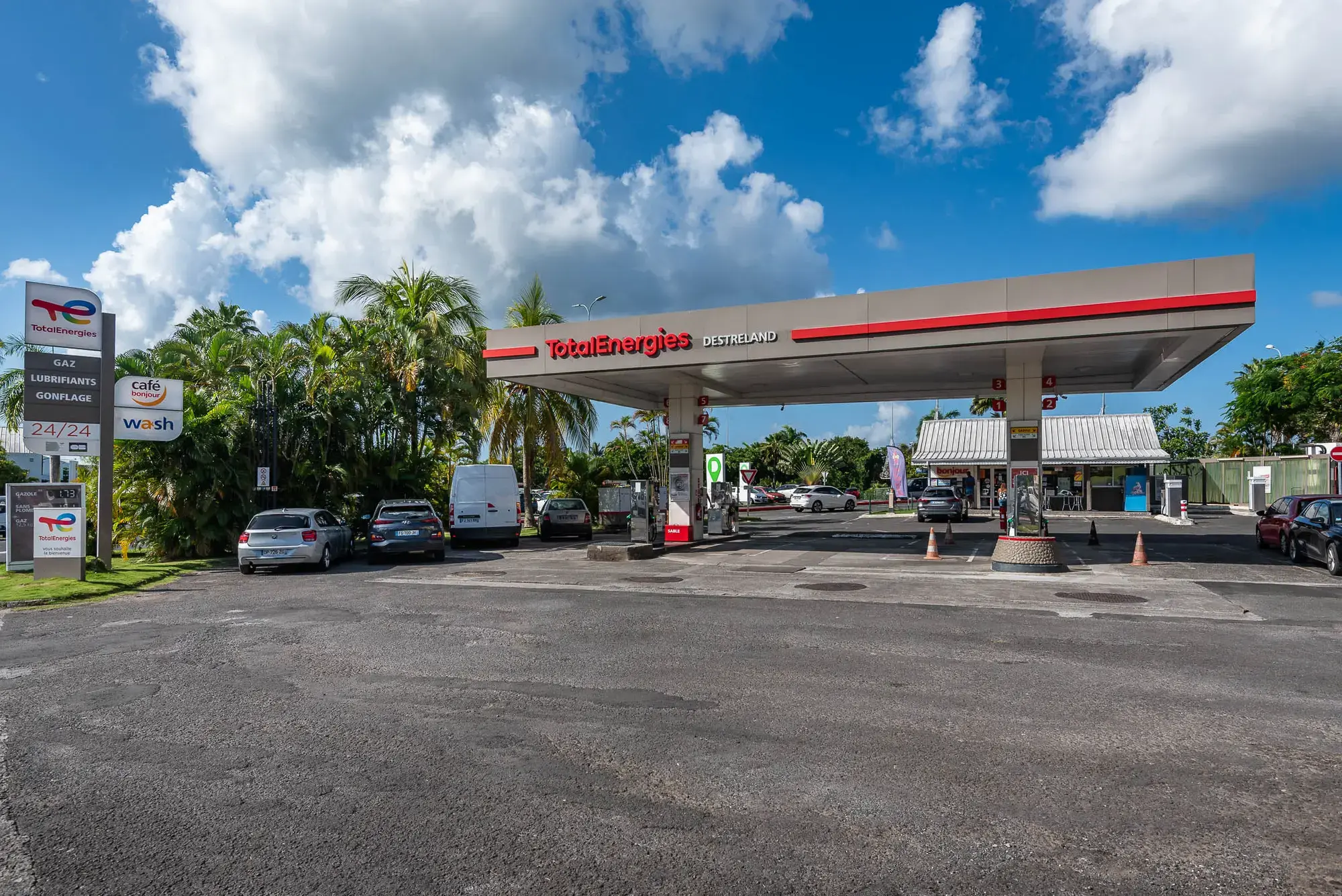 Photo de la station service de destreland en Guadeloupe