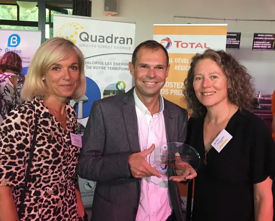 Remise de trophée à Mr. Gloriant, repreneur de la société STDU, en présence de Mme. Ricard, Conseillère en Ingénierie Financière à la CCI de Toulouse, partenaire de TDR.&nbsp;