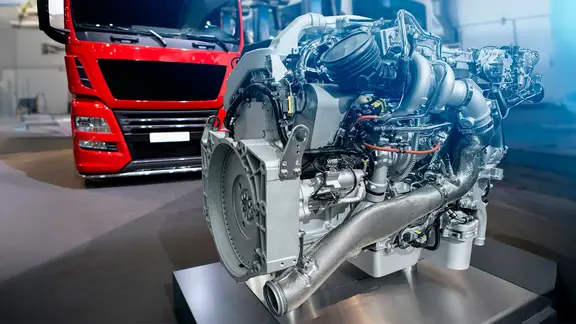 Motor diésel frente a camión de transporte pesado.