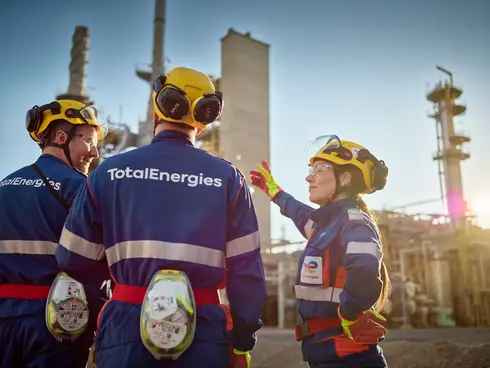 Angestellte auf dem Raffineriegelände