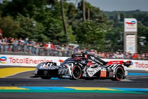 Le Team Peugeot TotalEnergies participe aux 24 Heures du Mans, illustrant l'innovation en matière de lubrifiants haute performance, de carburants renouvelables et de solutions de mobilité durable.