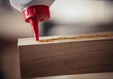 Nanášení lepidla na dřevo