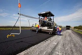 Das Asphaltieren einer Strasse