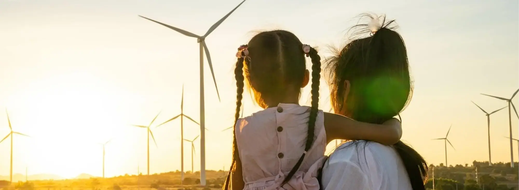 image - mère et fille devant des éoliennes
