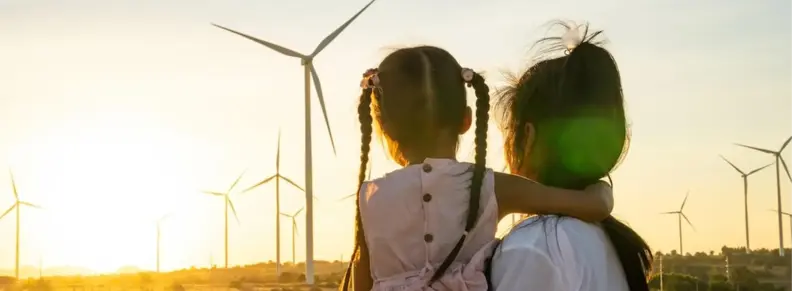 image - mère et fille devant des éoliennes