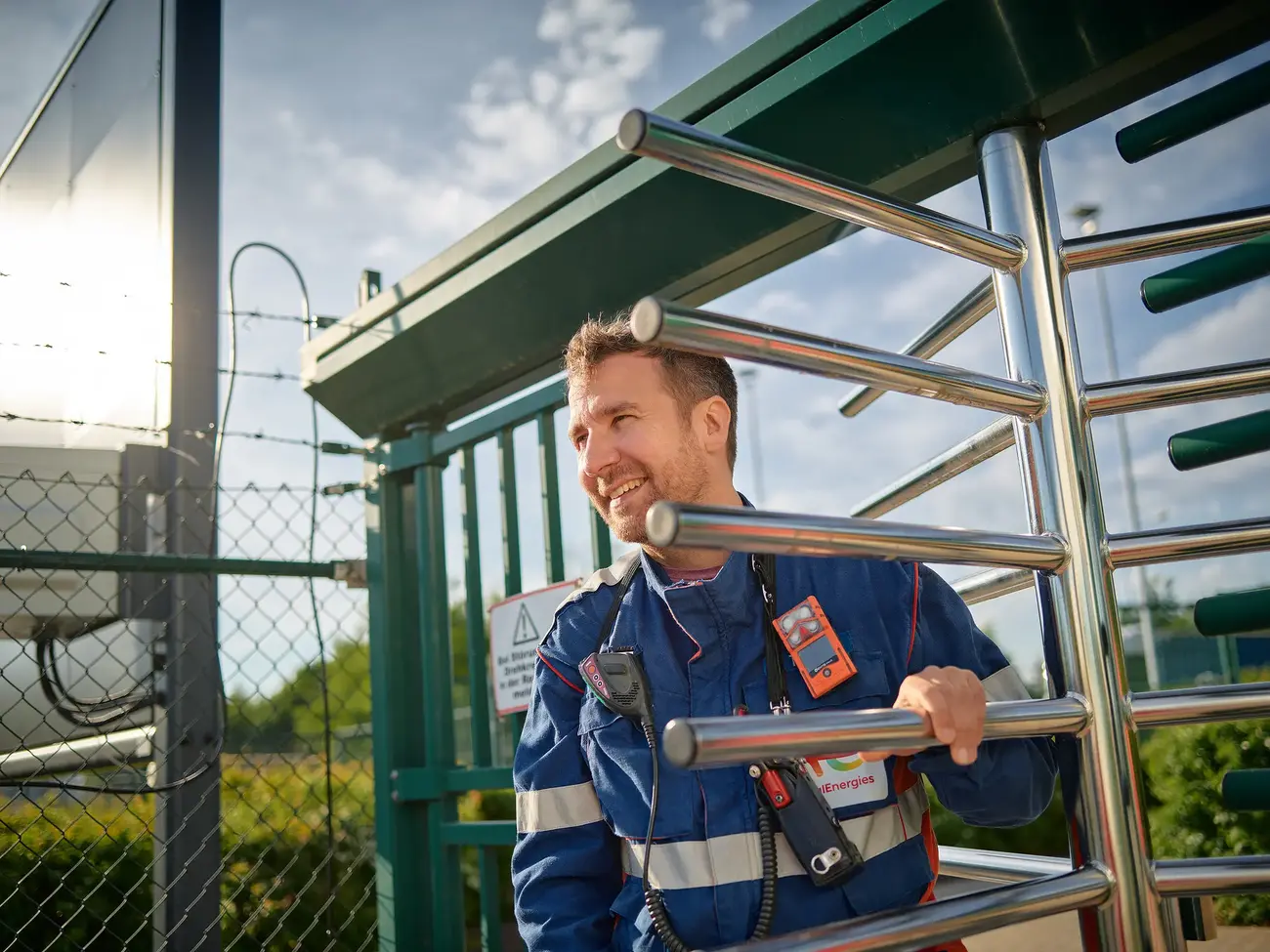 Mann der das Raffineriegelände verlässt