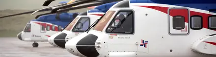 Seitlich abgebildete Hubschrauber mit Pilot in Parkposition
