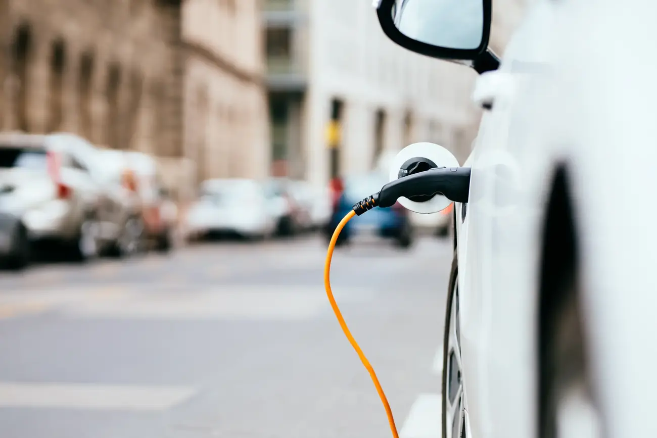 Auto auf der Starße beim laden