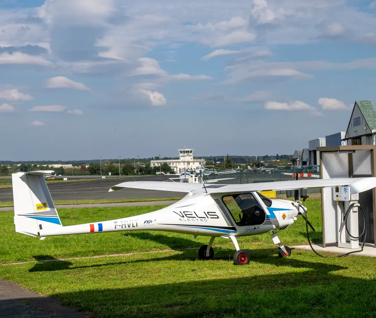 Avion electrique en recharge