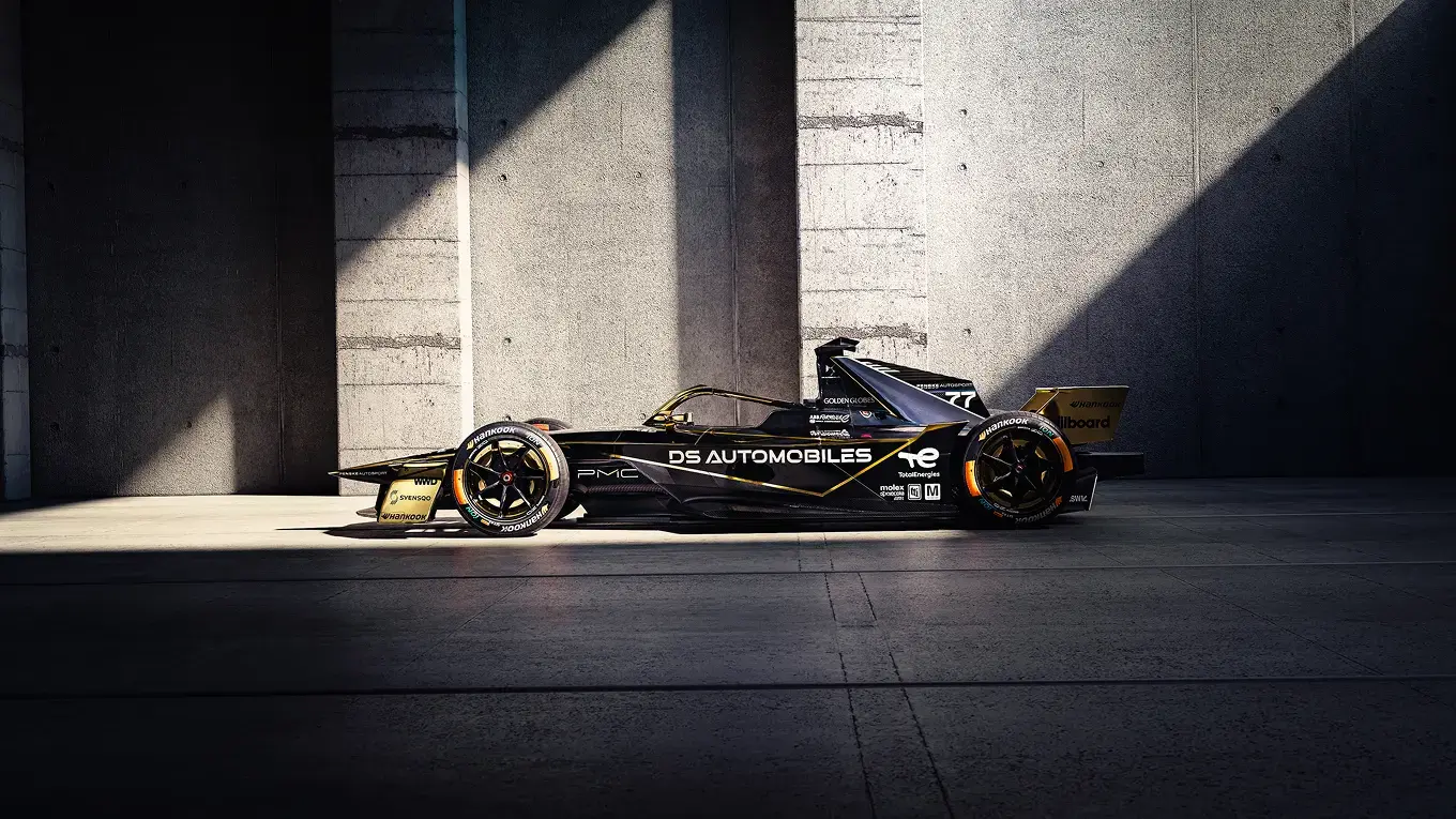 voiture DS E-TENSE FE25 de Taylor Barnard (N°77) avec halos, rétroviseurs, ailerons avant et arrière de couleur or