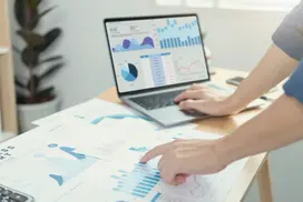 hommes-affaires-travaillant-dans-finance-comptabilite-analysez-budget-du-graphique-financier-pla