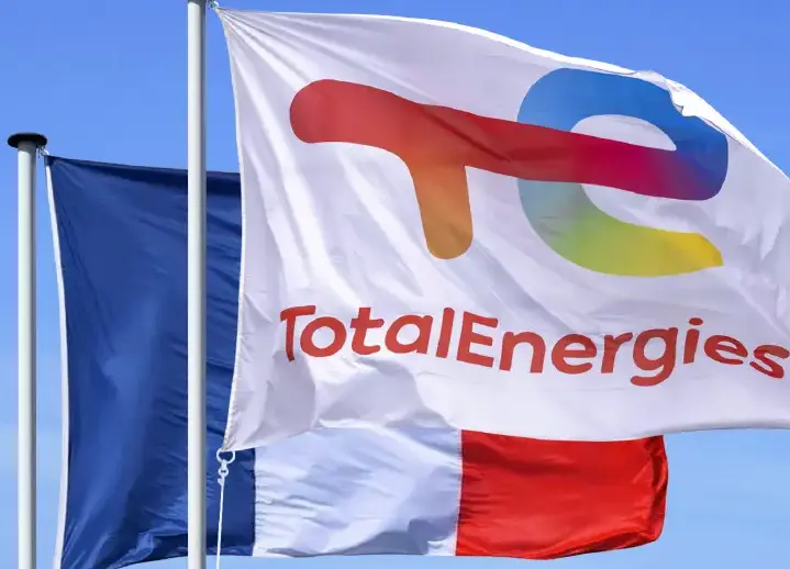 Drapeaux de la France et de TotalEnergies