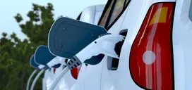 witte_auto-s_op_rij_laden