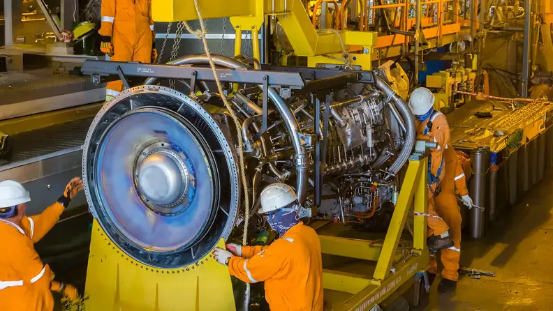 Ingenieros trabajando en planta de la industria energética del gas.