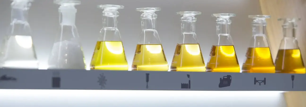 Schmierstoffe in Glaskolben, unterschiedlichen Farben nebeneinander