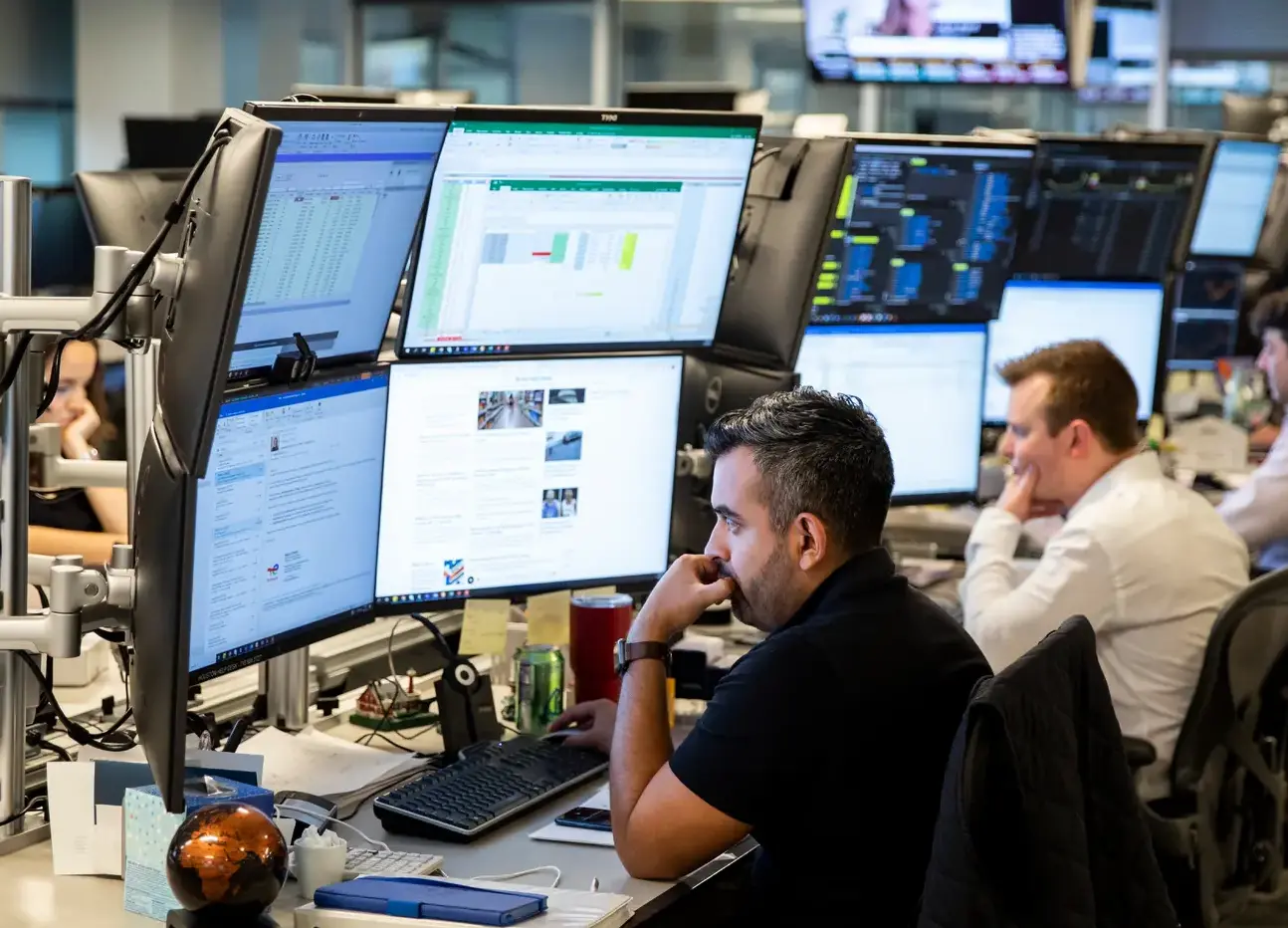 Employés travaillant dans une salle de trading