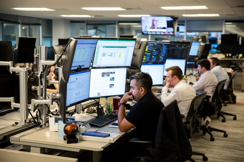 Employés travaillant dans une salle de trading